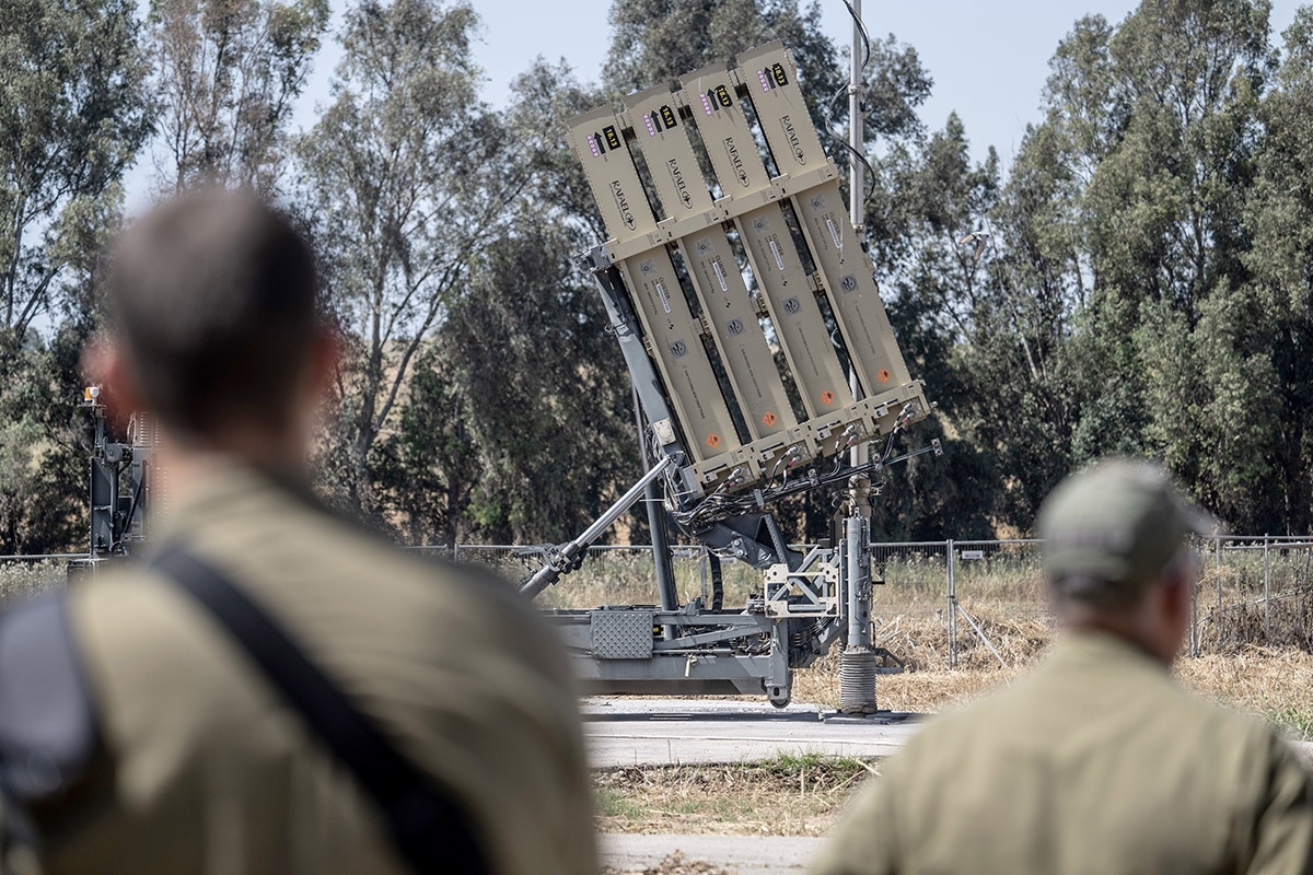 Schutzschild gegen iranische Raketen. Eine Batterie des israelischen Luftabwehrsystems »Iron Dome« in Sderot, 17. April