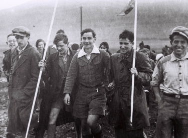 Einen jüdischen Staat aufbauen. Erste Jugend-Aliyah-Gruppe aus Deutschland, unterwegs zum Kibbuz Ein Harod, 1934