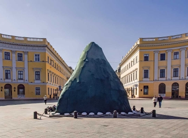 Gut verpackt. Die zum Schutz vor Geschossen mit Sandsäcken abgedeckte Statue von Odessas einstigem Statthalter, Herzog von Richelieu, in der Altstadt von Odessa