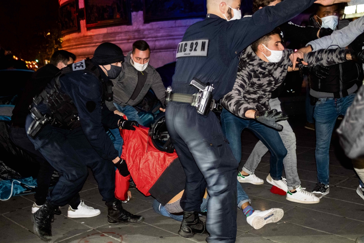 Polizisten räumen ein Migrantencamp in Paris