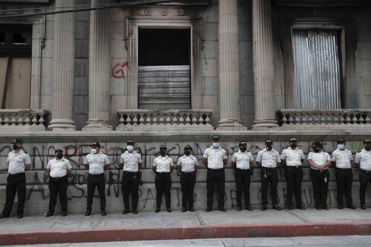 Polizisten bewachen das guatemaltekische Parlament