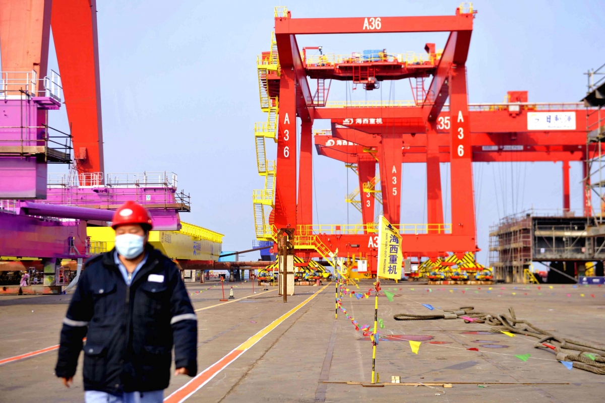Die Arbeiter, die im Hafen von Qingdao einen neuen Kran bauen, haben vom Investitionsabkommen zwischen EU und China so gut wie nichts, Qingdao, 6. Januar