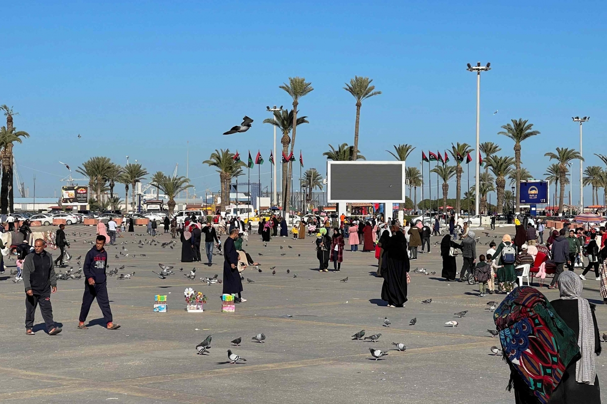 Menschen flanieren über den Märtyrerplatz in Tripolis