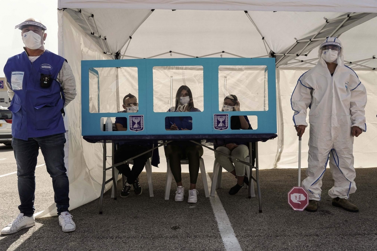 Pandemiegerechtes Wahllokal in Israel