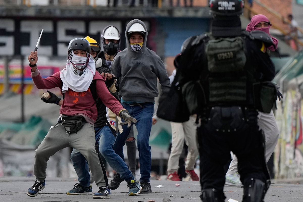 Am 28. Juni liefern sich Demonstranten in Bogota ein Gefecht mit der Polizei
