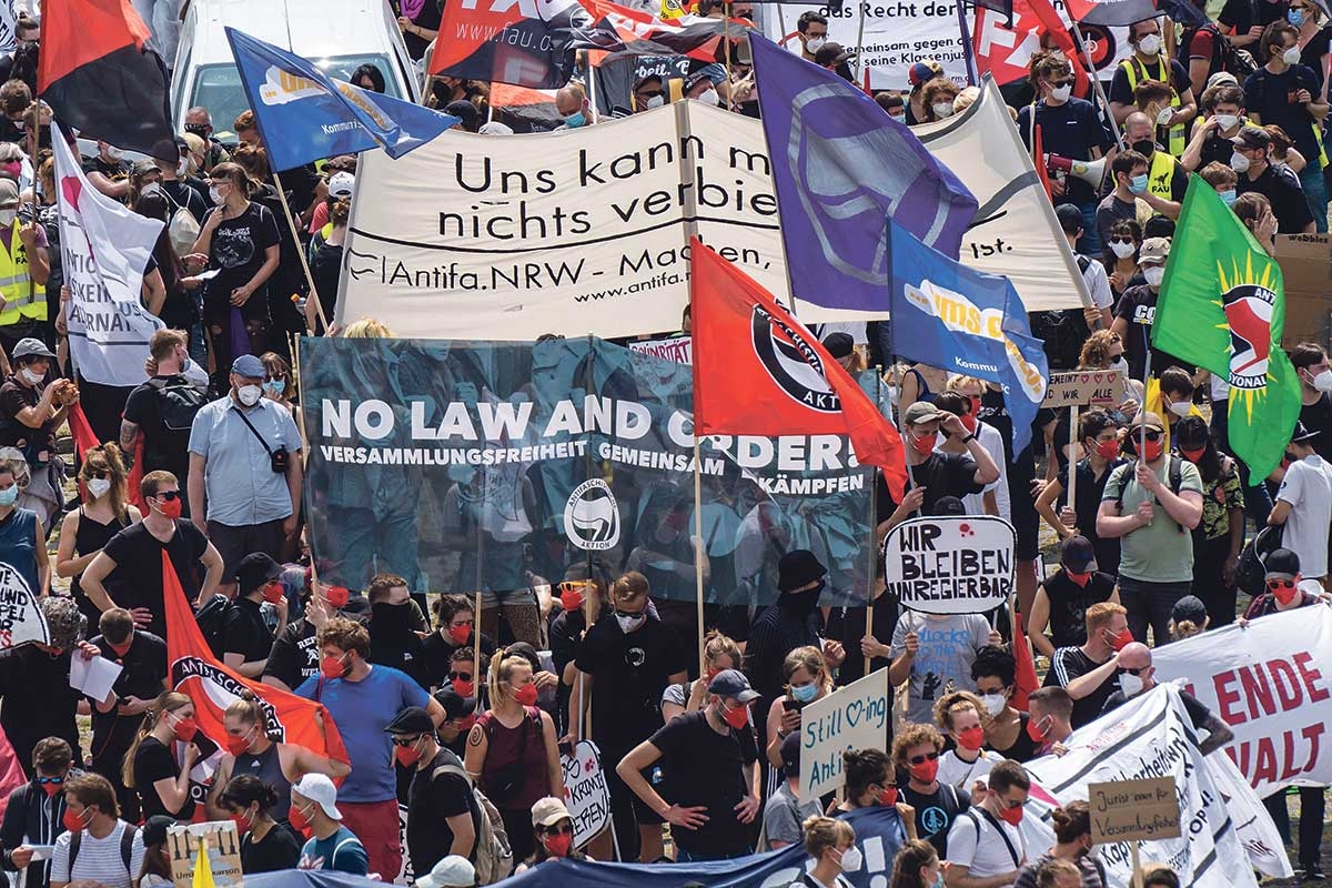 Demonstration gegen die von der nordrhein-westfälischen Landesregierung geplante Verschärfung des Versammlungsrechts, die ein sogenanntes Militanzverbot enthält, Düsseldorf, 26. Juni