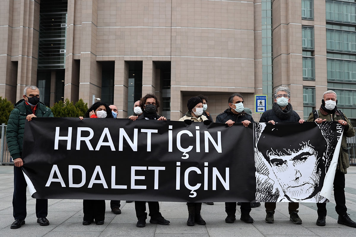 Mitglieder der Gruppe »Freunde von Hrant Dink« fordern Gerechtigkeit vor dem Justizpalast in Istanbu