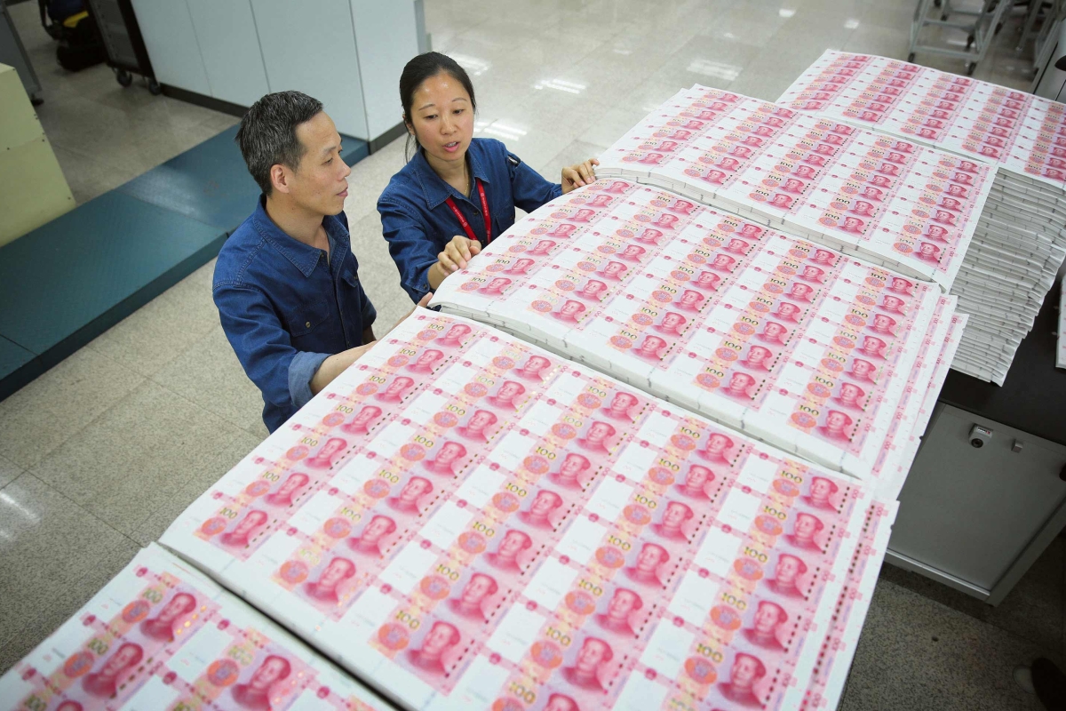 Mitarbeiter einer Druckerei im nordchinesischen Shijiazhuang prüfen 100-Yuan-Noten
