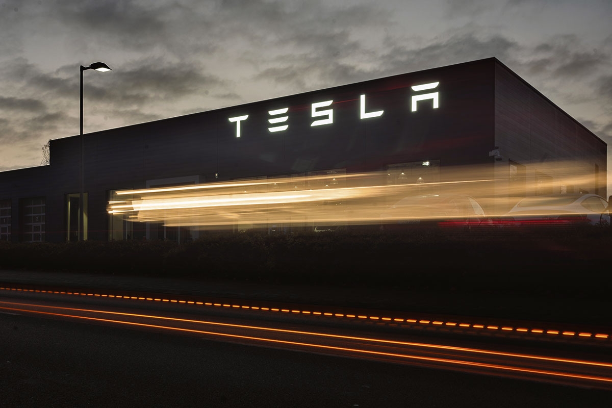 Gebäude mit Leuchtbuchstaben "Tesla"