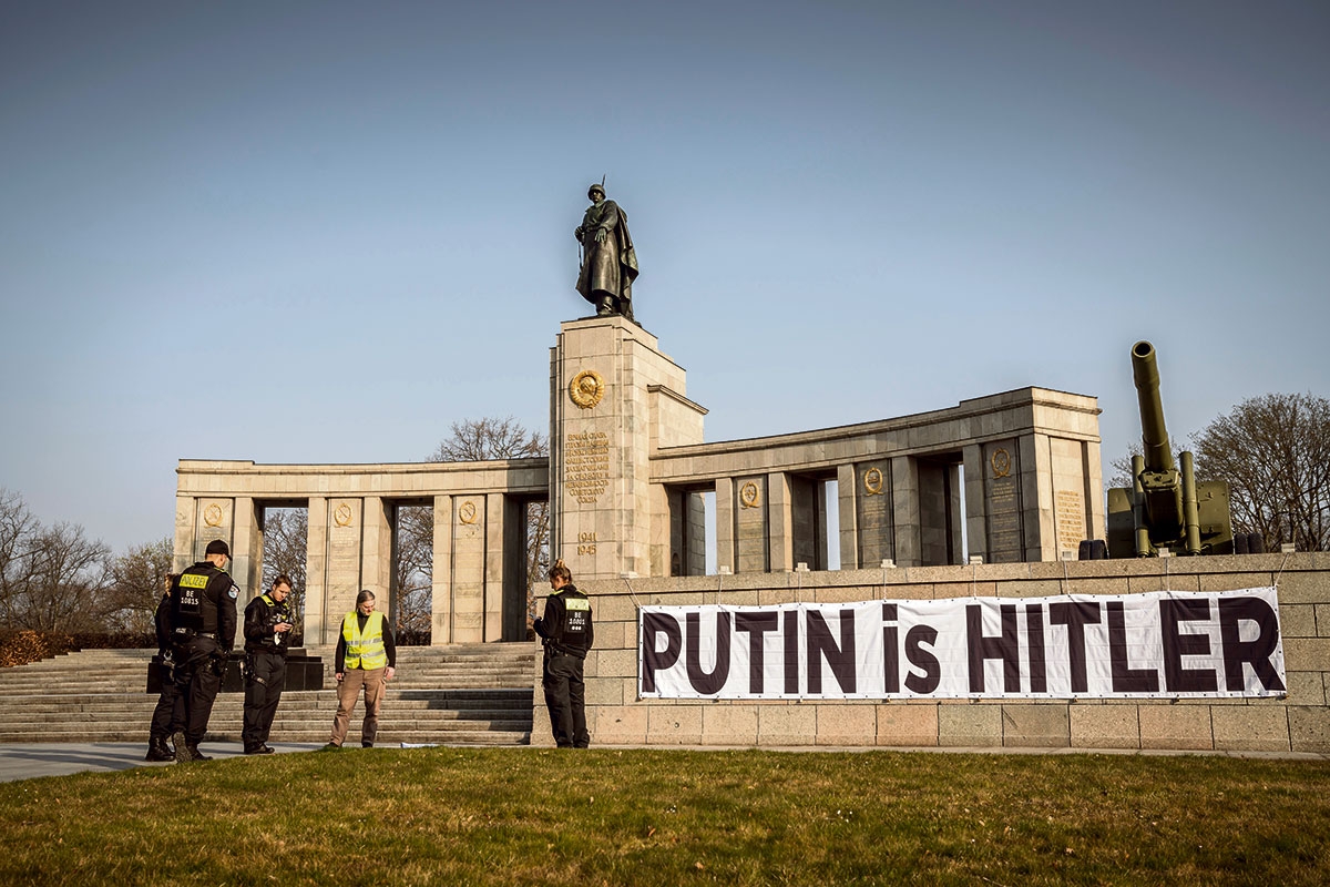 "Putin is Hitler" steht auf einem Transparent am Sowjetische Ehrenmal in Berlin-Tiergarten