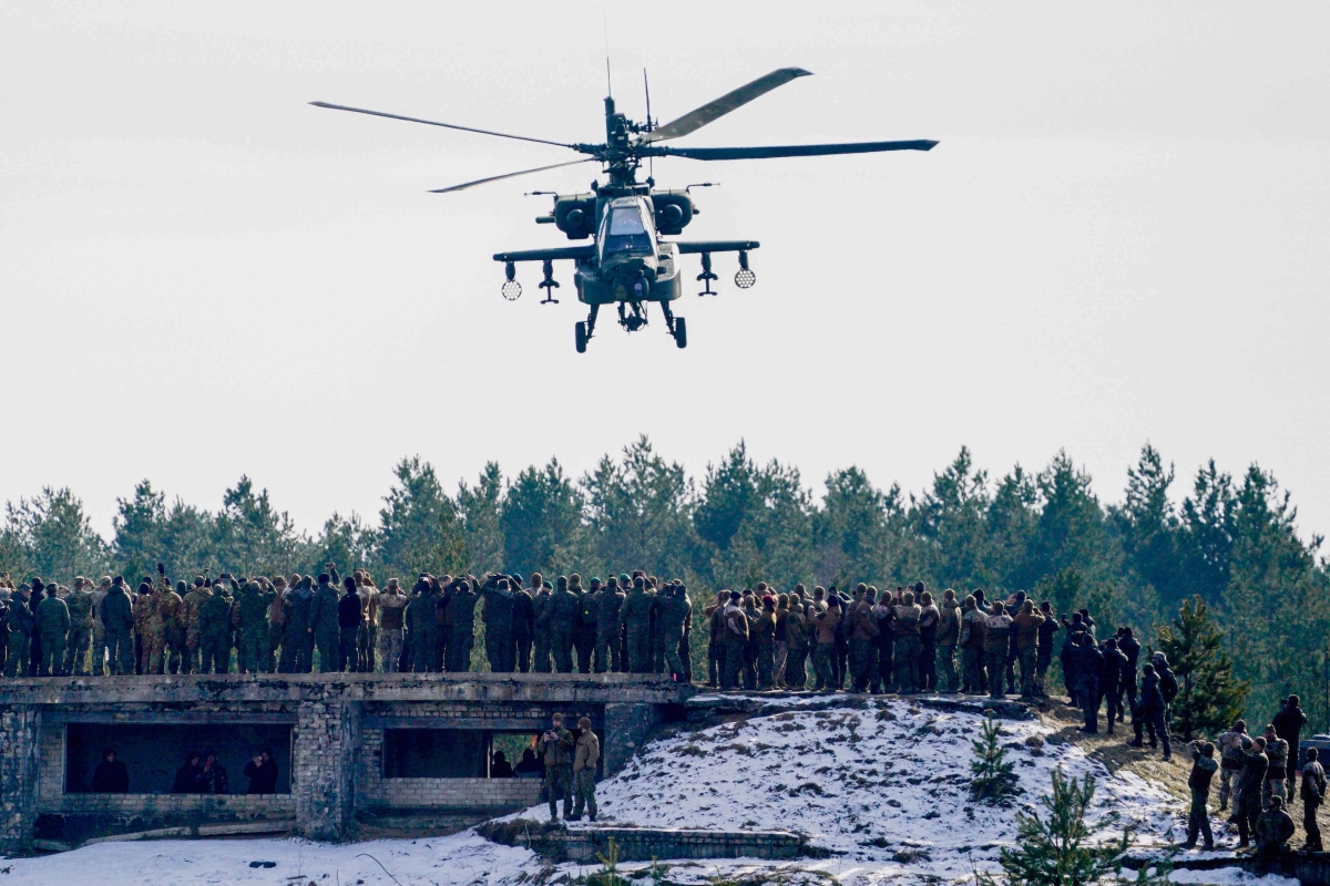Hubschrauber und Soldaten bei der der Militärübung »Crystal Arrow« in Litauen