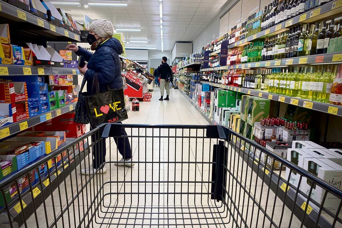 Ein leerer Einkaufswagen in einem Supermarkt
