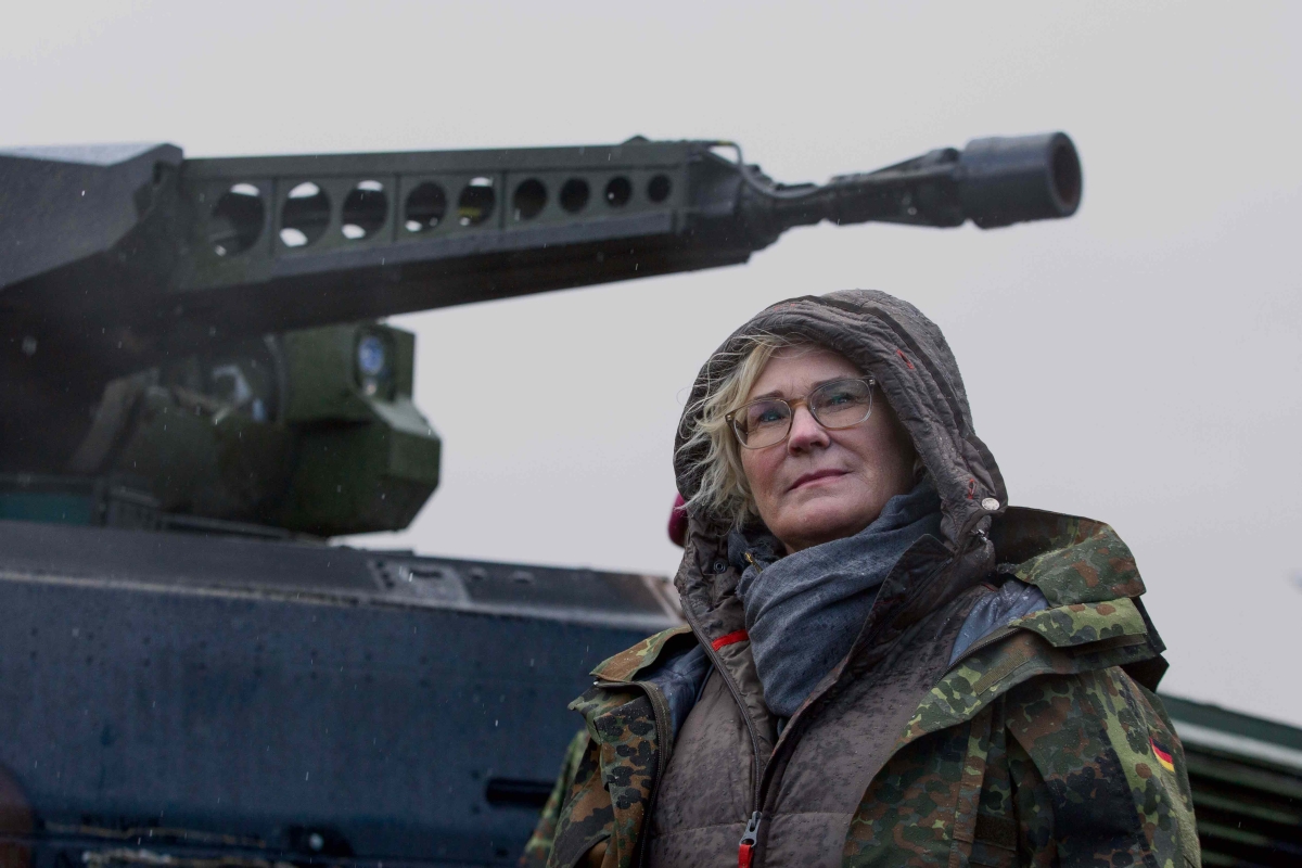 Christine Lambrecht vor einem Schützenpanzer, Modell »Puma«