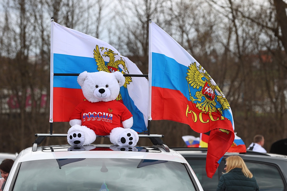 Ein Teddybär und russische Fahnen auf einem Auto