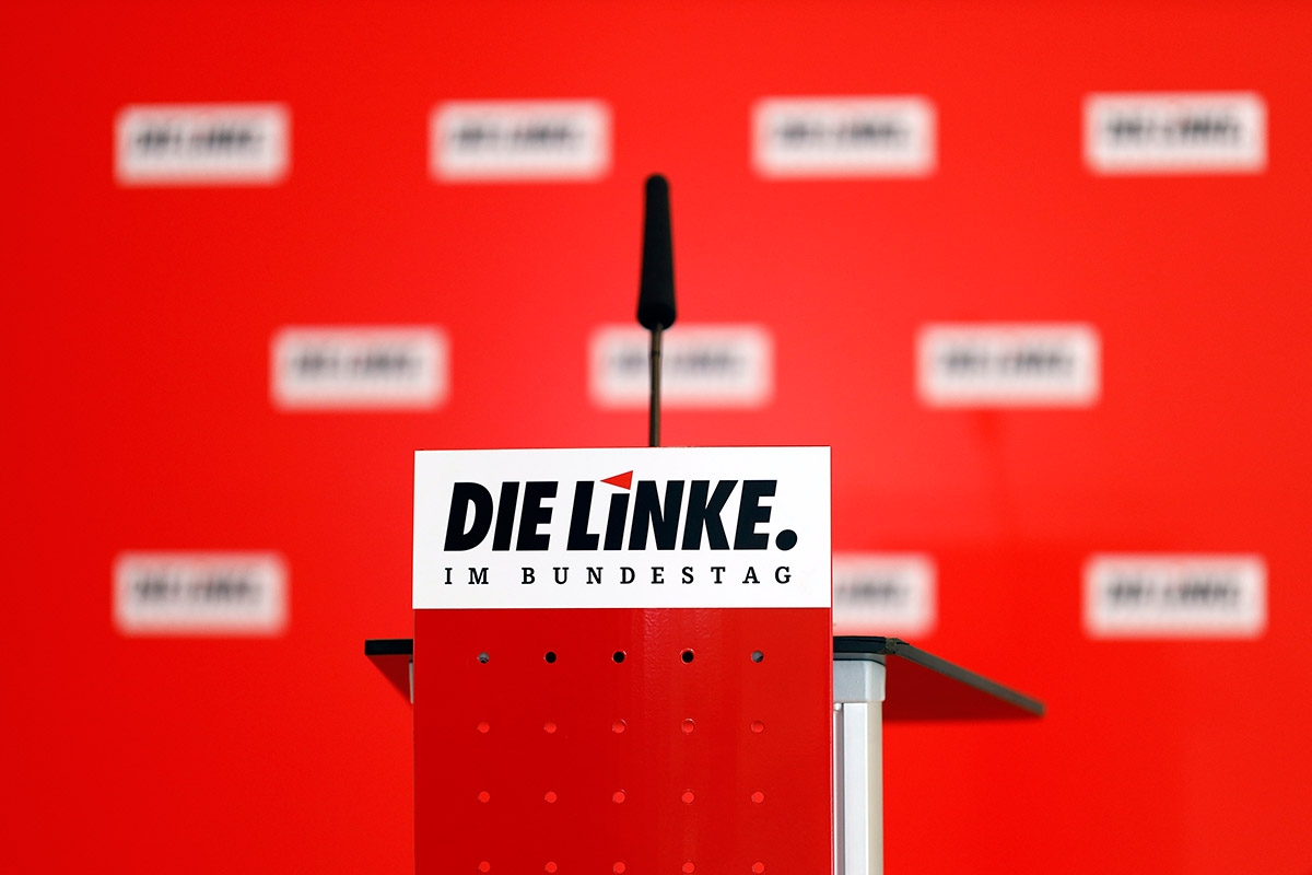 Redner:innenpult mit Aufschrift: Die Linke im Bundestag