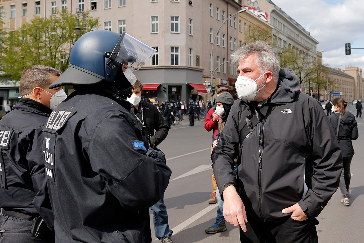 Jörg Reichel bittet bei einer Demonstration in Kreuzberg im April 2021 den Polizeiführer, mäßigend auf das aggressive Verhalten der Beamten gegen die Presse einzuwirken