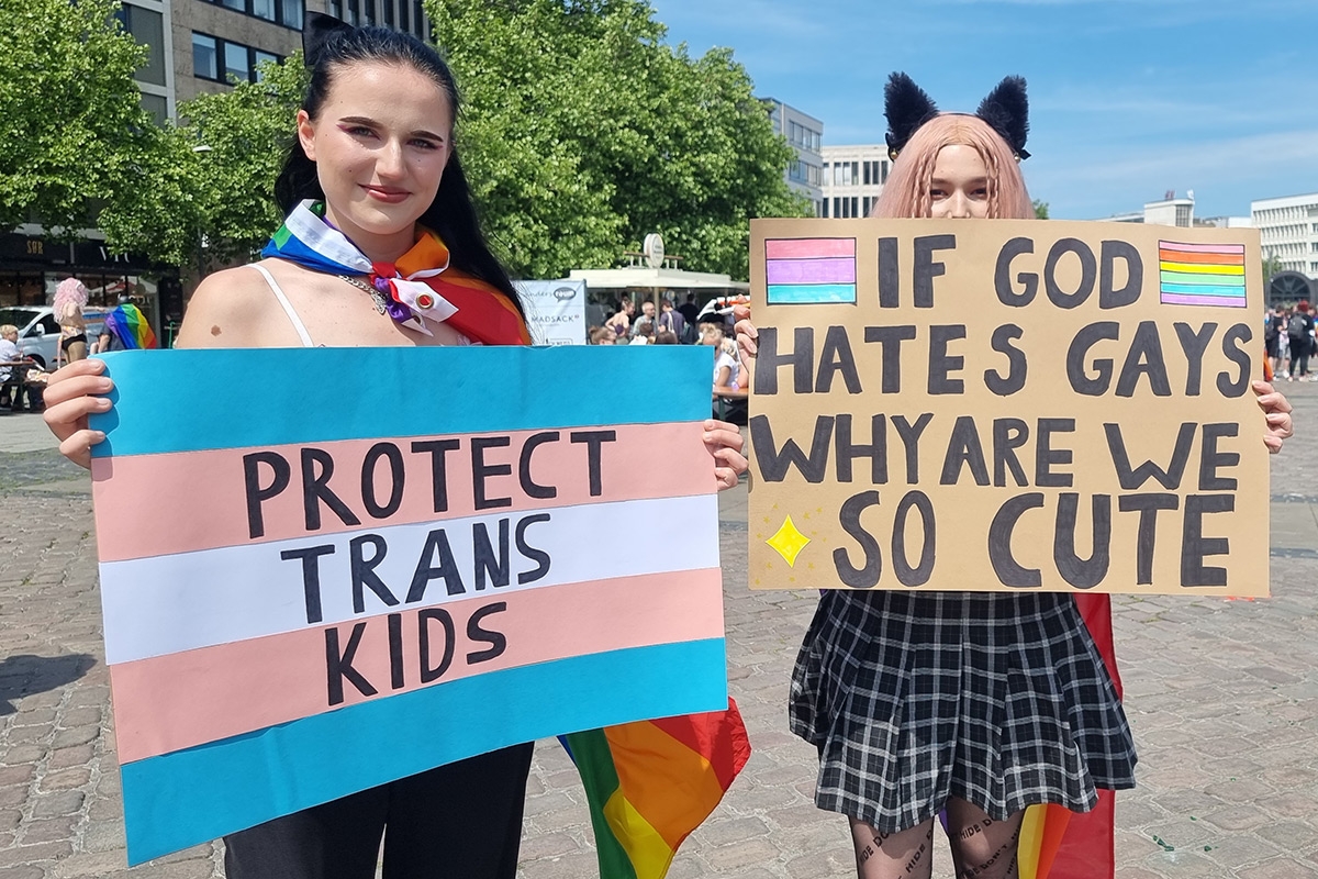 "Protect Trans Kids" und "If God hates Gays why we are so cute?" - zwei Schilder auf einer Parade in Hannover