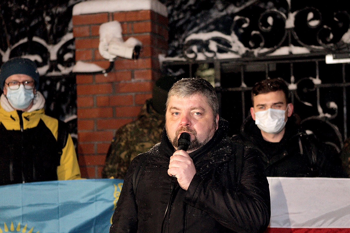 Maksym Butkevych bei einer Aktion vor der kasachischen Botschaft in Kiew