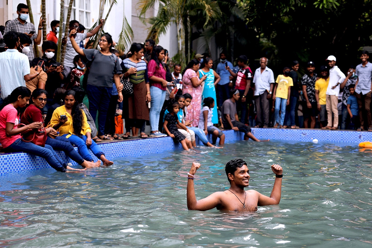 Protestierende im Pool des geflüchteten Präsidenten Gotabaya Rajapaksa
