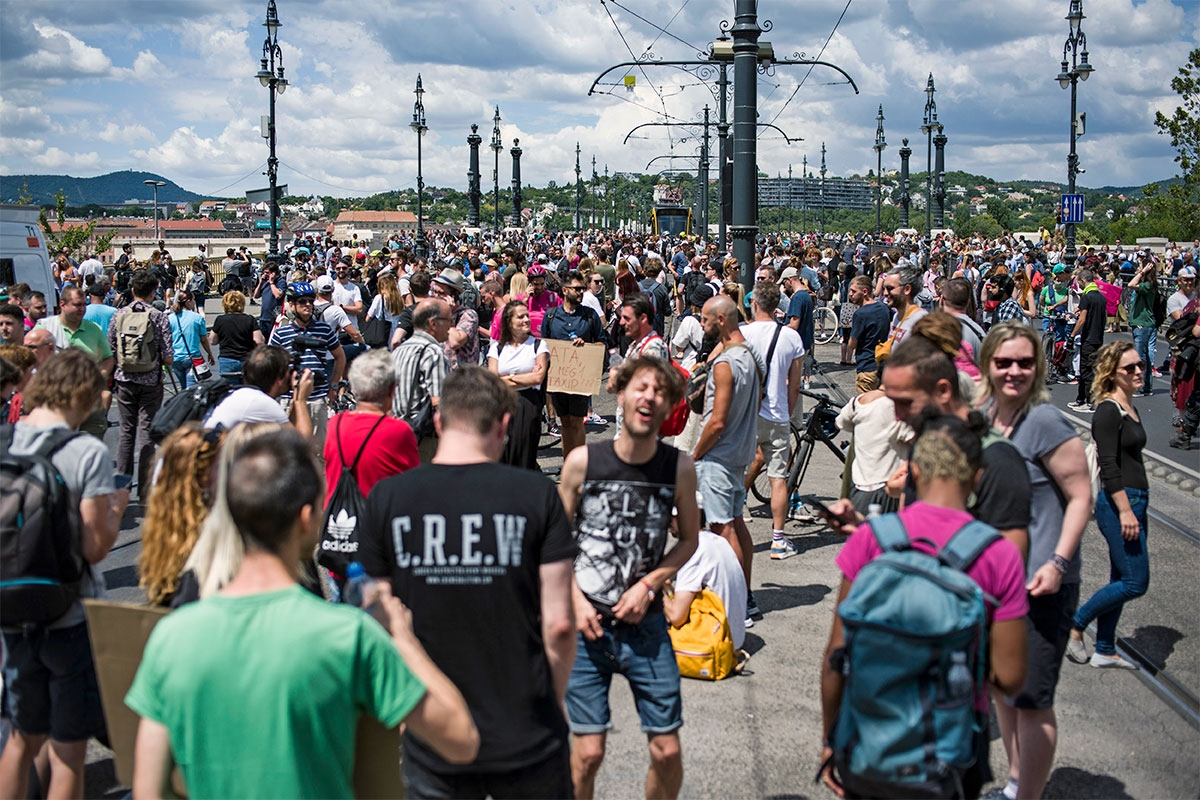 Protest gegen die Steuerreform auf der Margaretenbrücke in Budapest