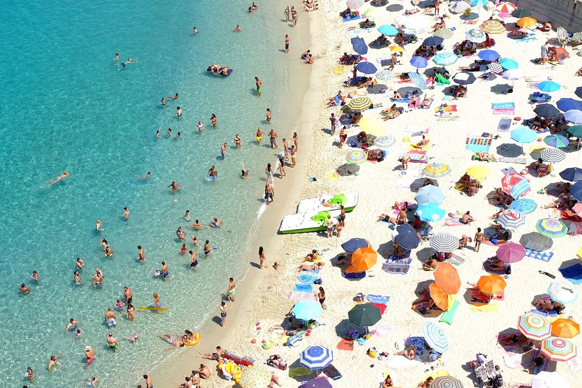 Voller Strand in Italien