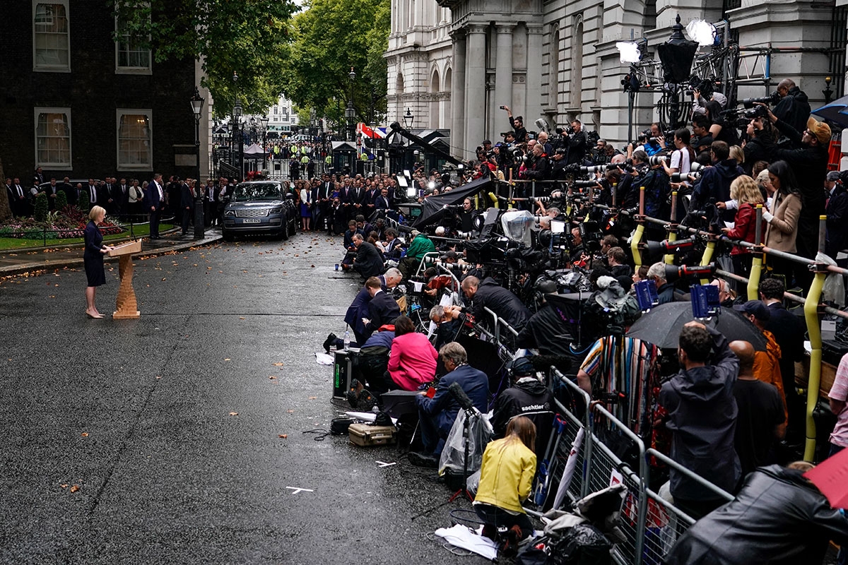 Premierministerin Elizabeth »Liz« Truss vor der Downing Street Nr. 10 in London
