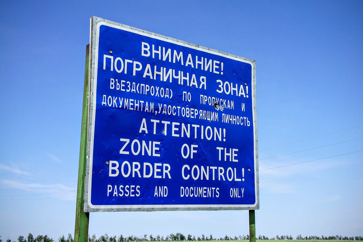 Schild an der russisch-kasachischen Grenze