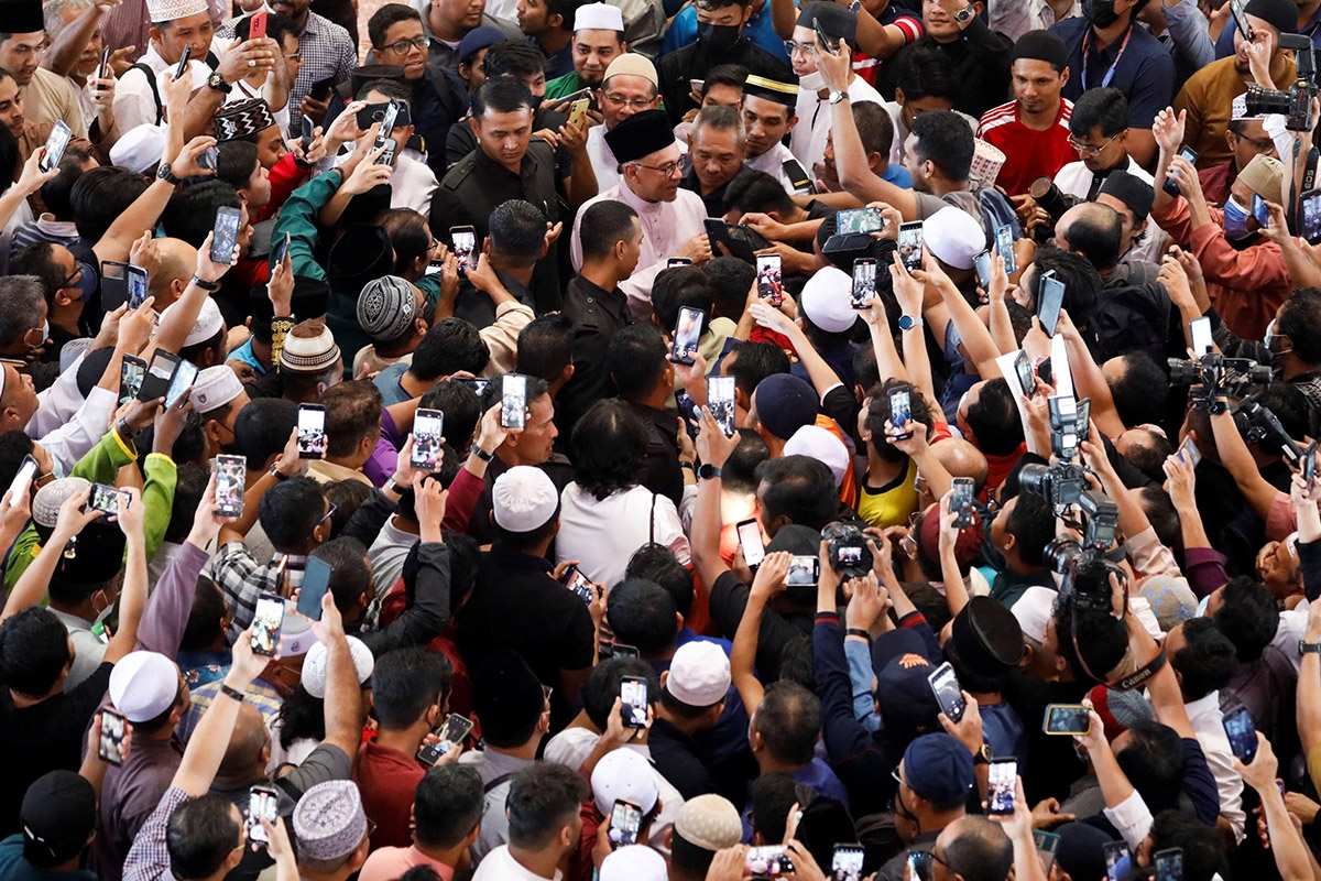 Anwar Ibrahim umringt von Menschen