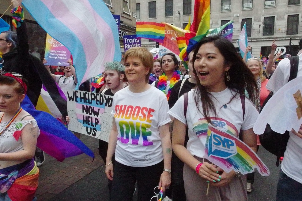 Nicola Sturgeon auf einer Demo mit Regenbogenfahnen