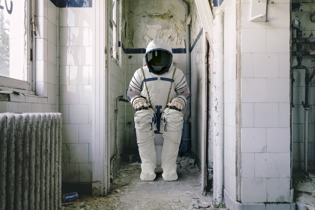 Ein Astronaut auf einer Toilette