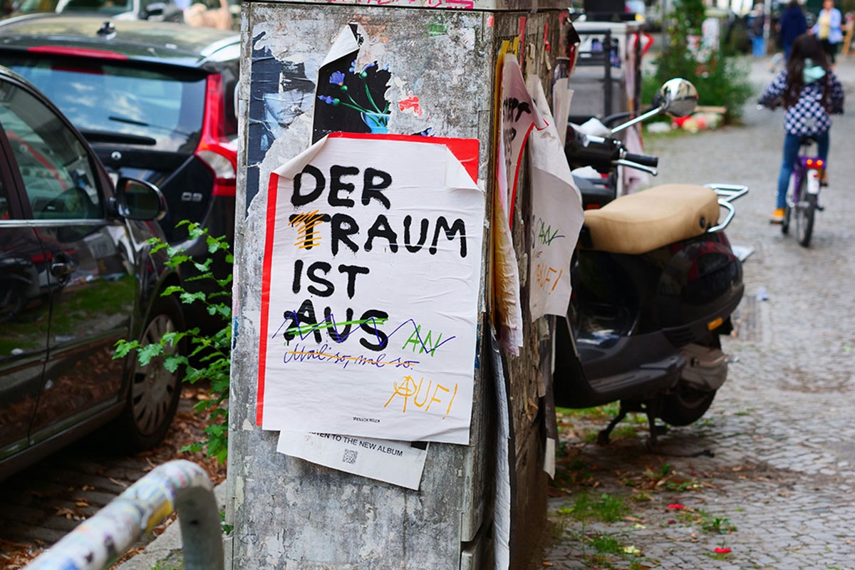  Liedtitel von »Ton, Steine, Scherben« auf einem Plakat in Berlin-Kreuzberg, 2021