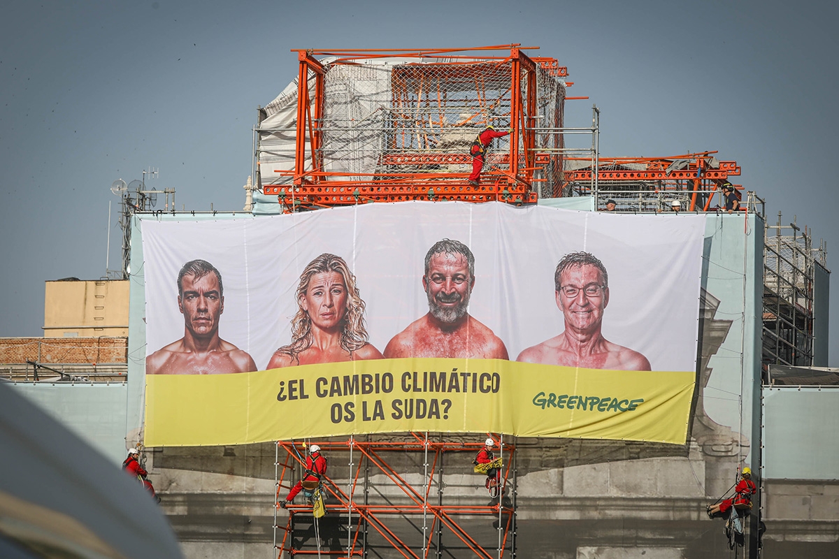 Das Greenpeace-Plakat in Madrid zeigt die Spitzenkandidaten der Parteien im spanischen Wahlkampf
