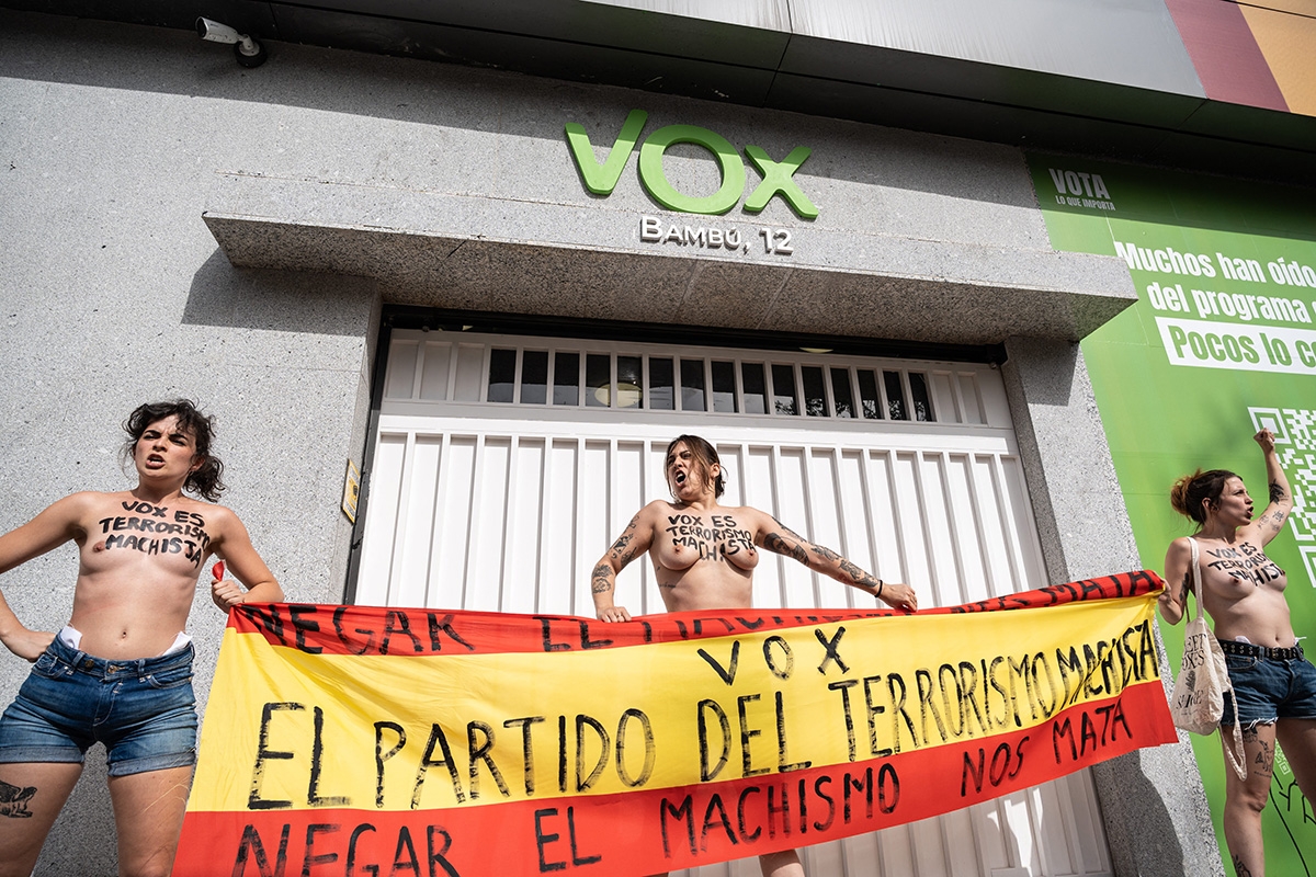 Protestaktion der Organisation Femen vor der Parteizentrale der rechtsextrmene Partei Vox