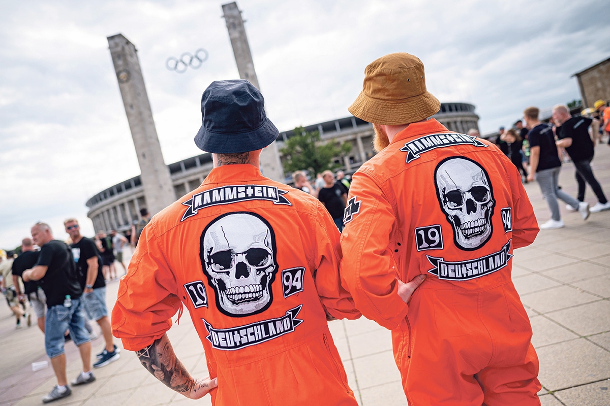Zwei Rammstein-Fans auf dem Weg zum Konzert ins Olympiastadion Berlin am 15. Juli