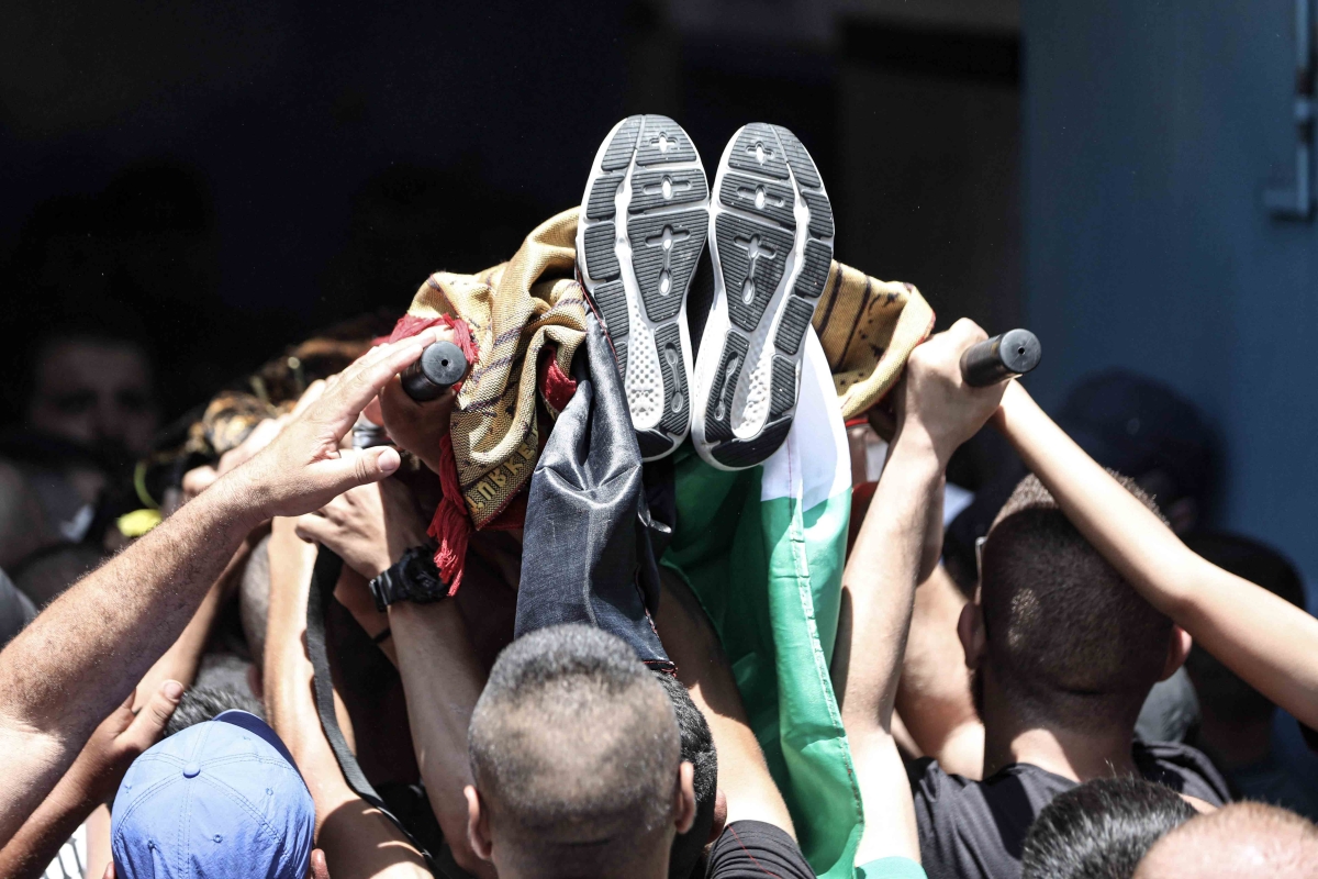 Teilnehmer einer Beerdigung tragen die Leiche eines bei der israelischen Militäroperation getöteten Palästinensers, 5. Juli