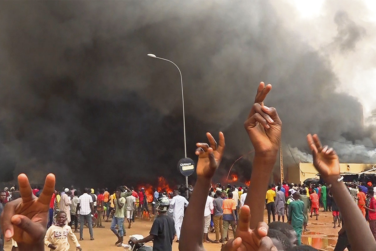 Bei einer Demonstration in Niamey am 27. Juli wurde das Hauptquartier der PNDS-Tarayya, der Partei des gestürzten Präsidenten, niedergebrannt