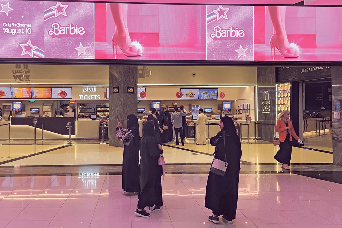 Schwarz verhüllt mit rosa Accessoires. Kino in der Hauptstadt Saudi-Arabiens
