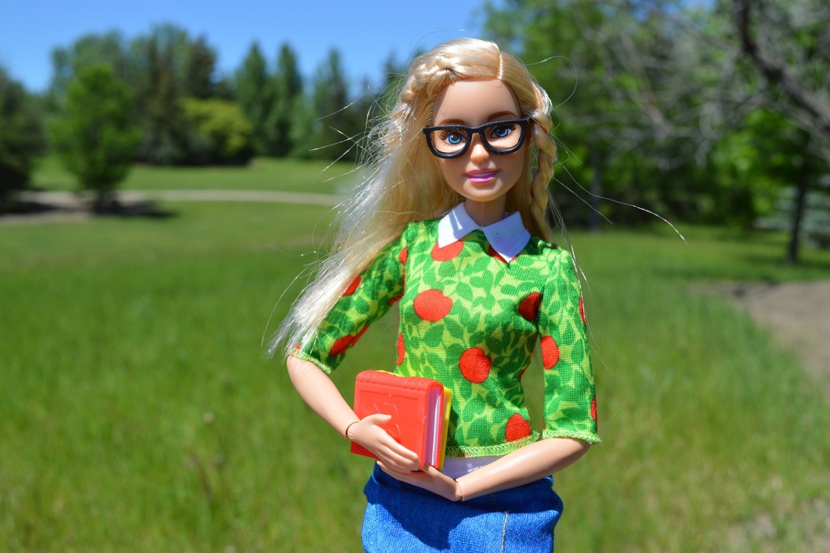 Barbie mit  Brille und Buch