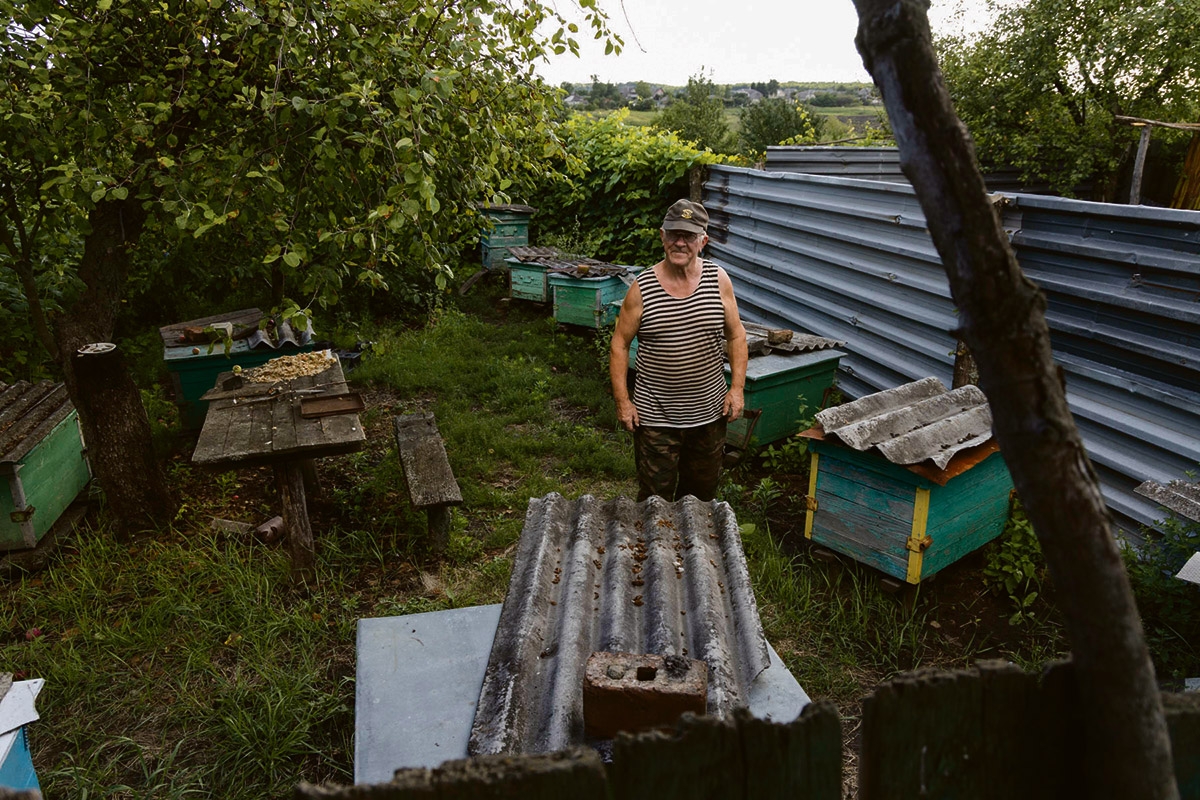 Will nicht evakuiert werden: ein Einwohner von Kupjansk in seinem Garten