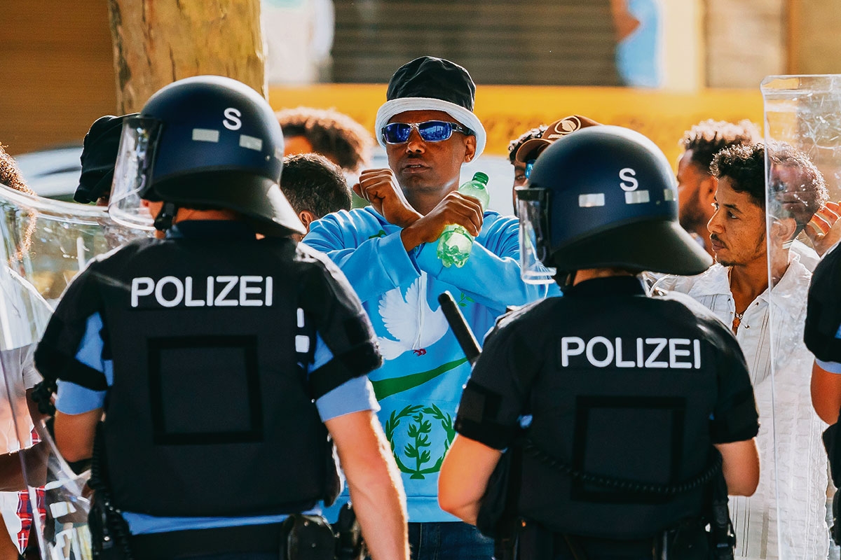 Eine Gruppe von Menschen wird am 16. September nach Ausschreitungen bei ­einer Eritrea-Veranstaltung in Stuttgart von Polizeikräften eingekesselt