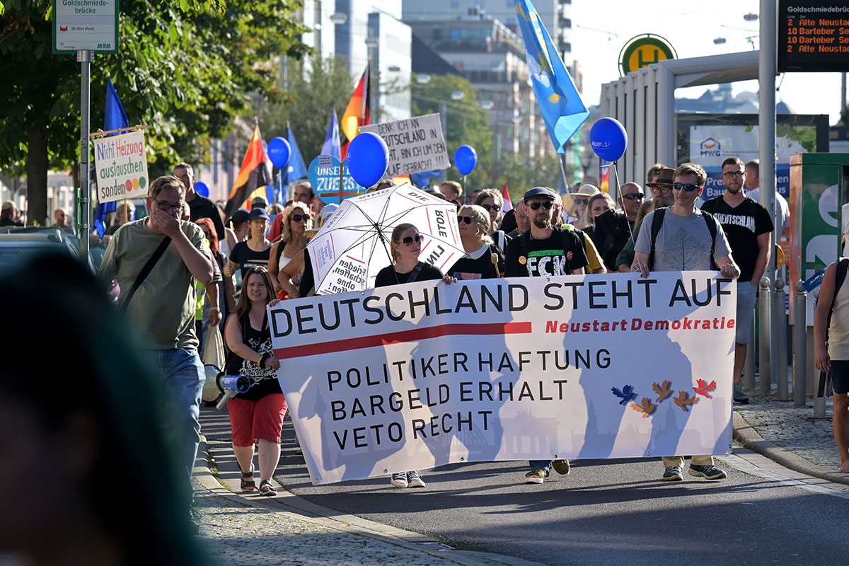 Anhänger rechter Gruppierungen ziehen am 16. September bei einer Demonstration gegen die Bundesregierung durch Magdeburg