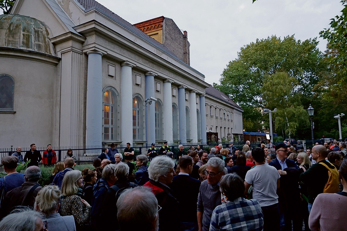 Rund 350 Menschen stellten sich Freitag, dem 13. Oktober, schützend vor die Synagoge am Fraenkelufer in Berlin