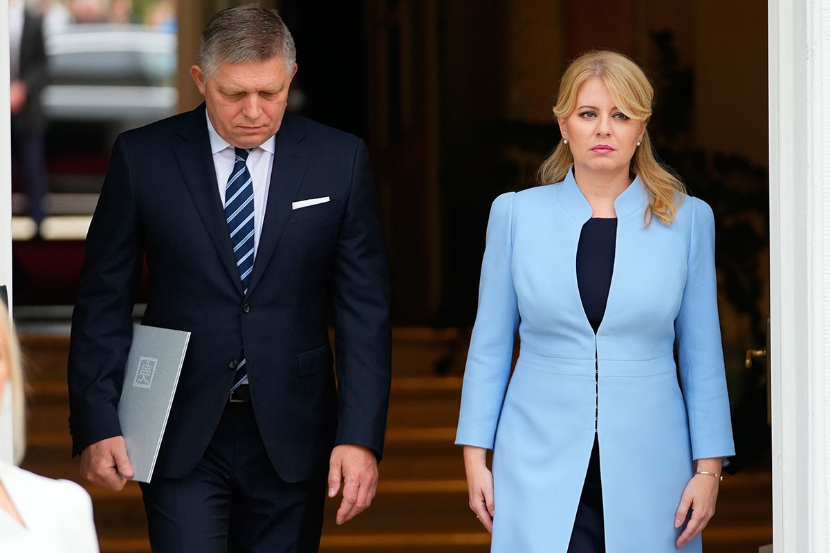 Ministerpräsident Robert Fico und Präsidentin Zuzana Čaputová, beide gucken grimmig