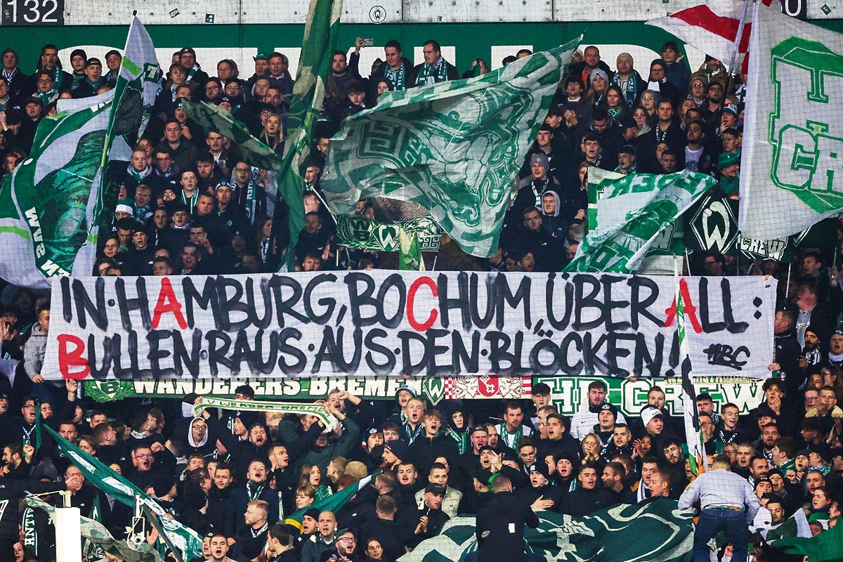Klare Ansage. Werder-Fans positionieren sich beim Heimspiel gegen Frankfurt am 12. November gegen die Polizei
