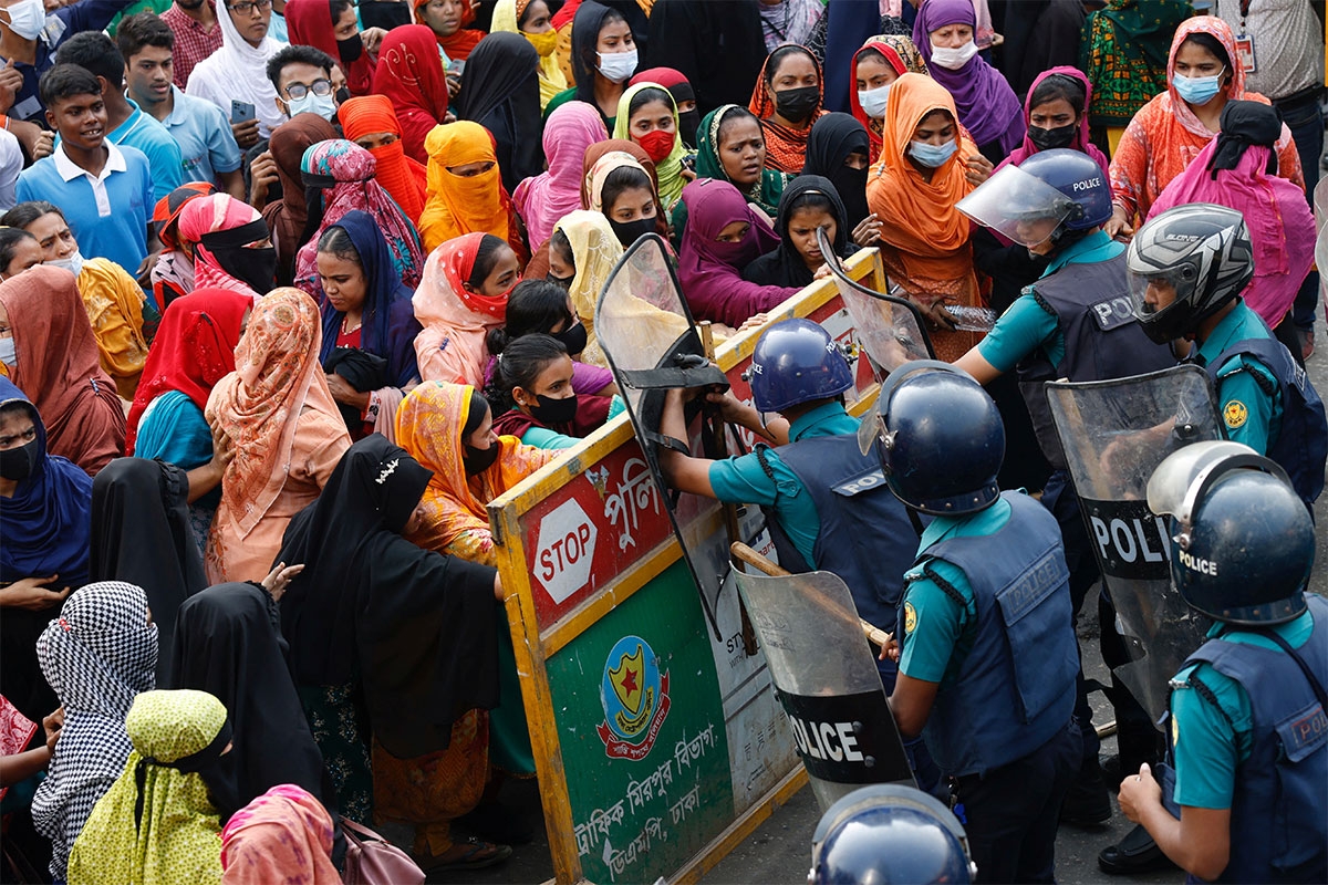 Zoff an der Absperrung. Protest für Lohnerhöhung von Textilarbeiterinnen in Dhaka, 12. November
