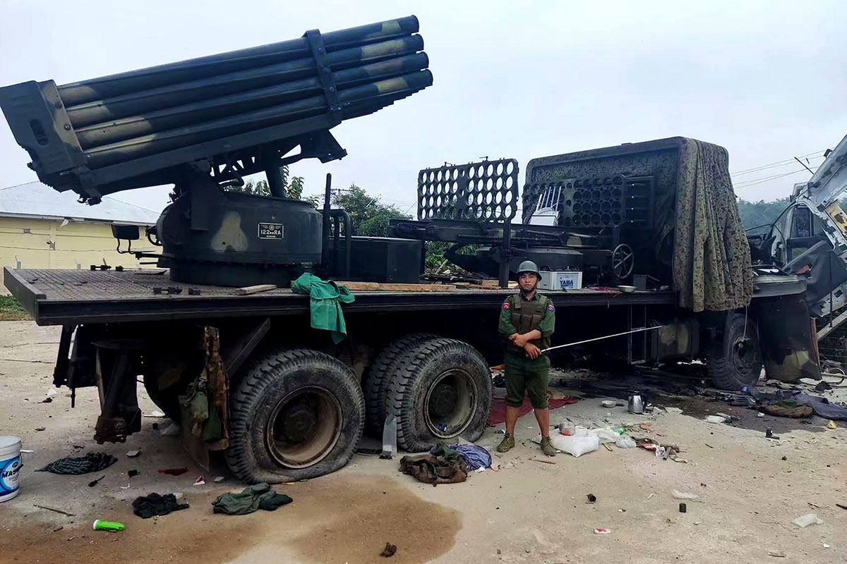 Ein Mitglied der Myanmar National Democratic Alliance Army vor einem erbeuteten Raketenwerfer in Kunlong, am 12. November