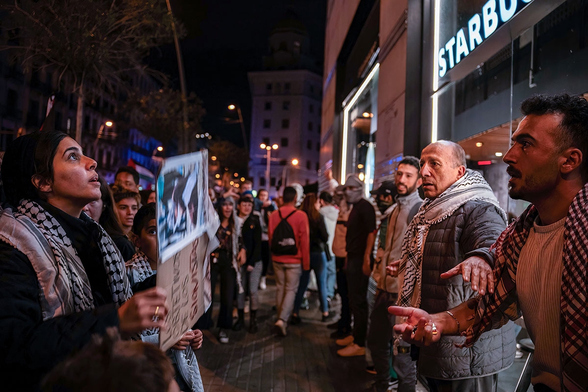Antizionisten vor einem »Starbucks« in Barcelona, 4. November