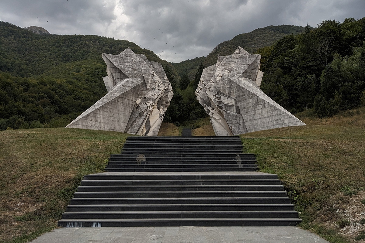 Abstrakt-futuristisches Andenken. Spomenik für den Partisan:innenkampf im Sutjeskatal 