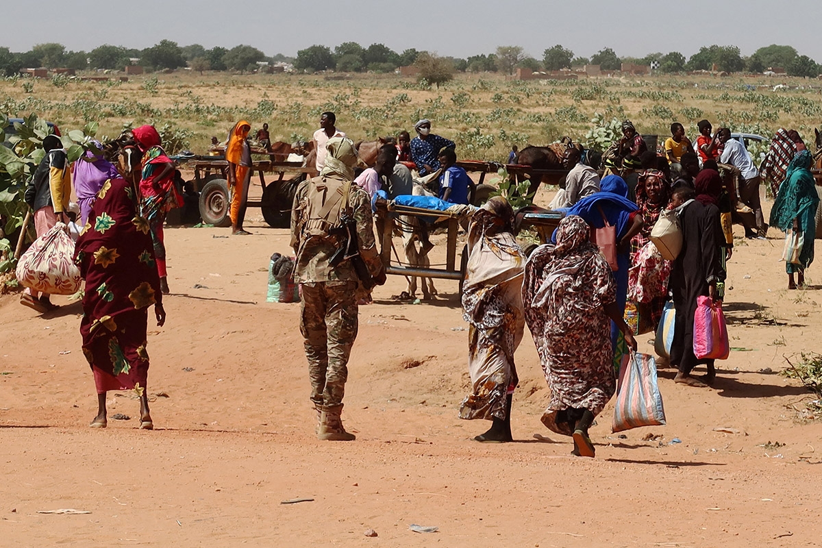 Auf der Flucht nach dem Massaker. Familien aus Ardamata in Darfur ziehen nach Adré im Tschad, 7. November