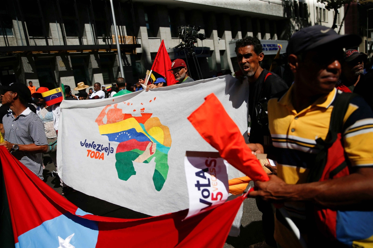 Einfach zwei Drittel vom Nachbarland annektieren. Unterstützer der Regierungskampagne in der venezolanischen Hauptstadt Caracas, 1. Dezember